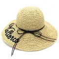 Détail d'un chapeau de soleil en raphia avec broderie élégante de lettres Mallorca - M / Poche zippée