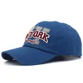 Détail de la casquette bleue en coton avec broderie 3D New York et patch appliqué - Bleu