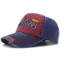 Dettaglio del ricamo Mallorca e del pannello trapuntato bordeaux sul cappellino - Regolabile / Patchwork Navy e Rosso Vino / Blu Navy + Rosso Vino