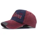 Dettaglio del ricamo Mallorca e della trama a rombi trapuntata sul berretto da baseball - Regolabile / Bordeaux e Blu Navy / Rosso Vino e Blu Notte