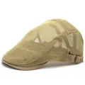 Detalle de boina de malla caqui con hebilla metálica y textura transpirable - Ajustable / Caqui