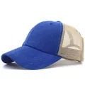 Vista laterale del cappellino trucker blu e beige con rete traspirante e visiera curva - Regolabile / Blu Zaffiro
