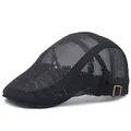 Detalle de gorra de malla transpirable con hebilla metálica ajustable en la parte posterior - Ajustable / Negro