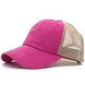 Dettaglio cappellino da baseball rosa con trama traspirante e cuciture di alta qualità - Regolabile / Rosa Rosso