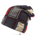 Gebreide muts voor dames met geruit patroon in grijs rood en wit patchwork ontwerp - M (56-58cm) / Grijs