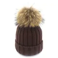 Dettaglio del cappello in maglia a costine marrone scuro con pompon in pelliccia soffice - Adulto / caffè