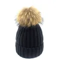 Dettaglio del berretto invernale nero in maglia a coste con pompon soffice marrone - Adulto / Nero
