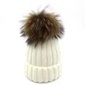 Dettaglio del berretto in maglia crema con coste verticali e pompon in vera pelliccia - Adulto / Bianco