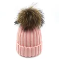 Nahaufnahme der rosa Strickmütze mit großem flauschigem Bommel und dicker Rippstruktur - Kinder / Rosa
