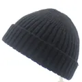 Nahaufnahme der schwarzen Strickmütze mit Rippenmuster und klassischem Umschlagdesign - Schwarz