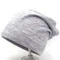 Détail d'un bonnet en maille gris clair avec reflets argentés et texture douce - Gris clair
