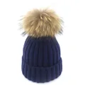 Dunkelblaue Rippstrickmütze mit großem flauschigem Pelzbommel für wohlige Winterwärme - Kinder / Marineblau