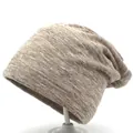 Détail du bonnet en tricot kaki avec fils argentés scintillants et texture douce - Kaki