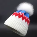Dreifarbige Strickmütze mit blauem und rotem Zickzackmuster und weißem Kunstfell-Bommel - Erwachsene / Blau Rot