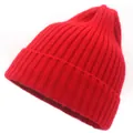 Dettaglio della trama a costine rosse e dell'ampio risvolto su questo caldo berretto invernale - Adulto / Rosso