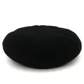 Dettaglio ravvicinato di un basco in lana nera lavorata a maglia dalla texture classica - M (56-58cm) / Nero