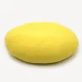 Dettaglio del basco giallo brillante in lana lavorata a maglia con trama fine - M (56-58cm) / Giallo