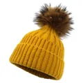 Détail d'un bonnet en tricot côtelé jaune avec un grand pompon en fourrure marron - M (56-58cm) / Jaune