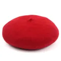 Détail d'un béret rouge en laine montrant sa texture en feutre et sa tige classique - M (56-58cm) / Rouge