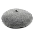 Détail d'un béret gris en laine avec tige classique et texture en feutre riche - M (56-58cm) / Gris