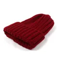 Gros plan d'un bonnet en tricot côtelé rouge foncé avec texture épaisse et bord plié - Bordeaux