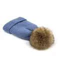 Detail van blauw gebreide muts met een pluizige bruine pompon van imitatiebont - M (56-58cm) / Lichtblauw