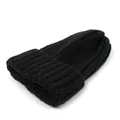 Détail du bonnet en maille côtelée noire avec texture en laine épaisse et revers - Noir