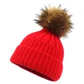Bonnet en tricot rouge pour femme avec un grand pompon en fausse fourrure marron - M (56-58cm) / Rouge
