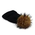Dettaglio cappello in maglia di lana nera con pompon soffice in vera pelliccia di procione - M (56-58cm) / Nero