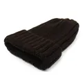 Détail du motif en maille côtelée marron foncé sur un bonnet d'hiver épais et chaud - Café Foncé