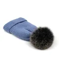 Detalle de gorro de punto acanalado azul con un gran pompón de piel sintética suave - M (56-58cm) / Azul claro
