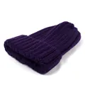 Détail du bonnet en maille violet foncé avec texture côtelée et bord replié - Violet foncé