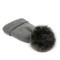 Detalle de gorro de punto gris con un gran pompón de piel sintética marrón muy suave - M (56-58cm) / Gris oscuro