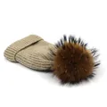 Dettaglio del berretto in maglia beige con pompon in vera pelliccia e trama a coste spesse - M (56-58cm) / Cachi