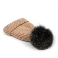 Detalle del tejido de punto acanalado y pompón de piel de zorro negra en gorro beige - M (56-58cm) / Rosa