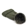 Dettaglio del berretto in maglia a coste verde scuro con pompon in pelliccia premium - M(56-58cm) / Verde