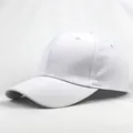 Vista dettagliata di un cappellino da baseball bianco in cotone con cuciture e visiera curva - Regolabile / Bianco