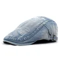 Detail der hellblauen Jeans-Baskenmütze mit Vintage-Rissen und seitlicher Metallschnalle - Verstellbar / Hellblau