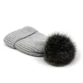 Detalle de un gorro de punto acanalado gris claro con un gran pompón de piel sintética - M (56-58cm) / Gris claro