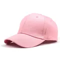 Dettaglio del cappellino da baseball in cotone rosa con cuciture precise e occhielli traspiranti - Regolabile / Rosa