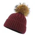 Bonnet en tricot bordeaux pour femme avec un grand pompon en fourrure pour l'hiver - M (56-58cm) / Bordeaux
