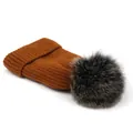 Detalle de gorro de punto color caramelo con pompón de piel de zorro real en fondo blanco - M (56-58cm) / Caramelo