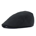 Detalle de gorra plana negra con patrón de rejilla de diamantes sobre la tela - Ajustable / Negro