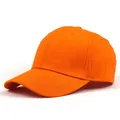 Dettaglio ravvicinato del cappellino in cotone arancione con tessuto twill e cuciture rinforzate - Regolabile / Arancione