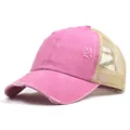 Detailansicht der pinkfarbenen Mesh-Baseballkappe mit Vintage-Effekt und Rissen - Rosa