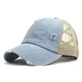 Cappellino trucker da donna in denim consumato con rete traspirante e foro per coda di cavallo - Regolabile / Blu