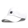 Vue détaillée de la broderie noire de la lettre M sur une casquette en coton blanc - Réglable / Blanc