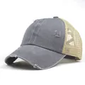 Detailansicht der Distressed-Baseballkappe mit Pferdeschwanzloch und atmungsaktivem Mesh - Grau