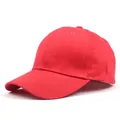 Dettaglio del cappellino in cotone rosso che mostra le cuciture rinforzate sulla visiera - Regolabile / Rosso Anguria