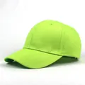 Dettaglio cappellino in cotone verde neon con cuciture rinforzate e fori traspiranti - Regolabile / Verde Fluorescente
